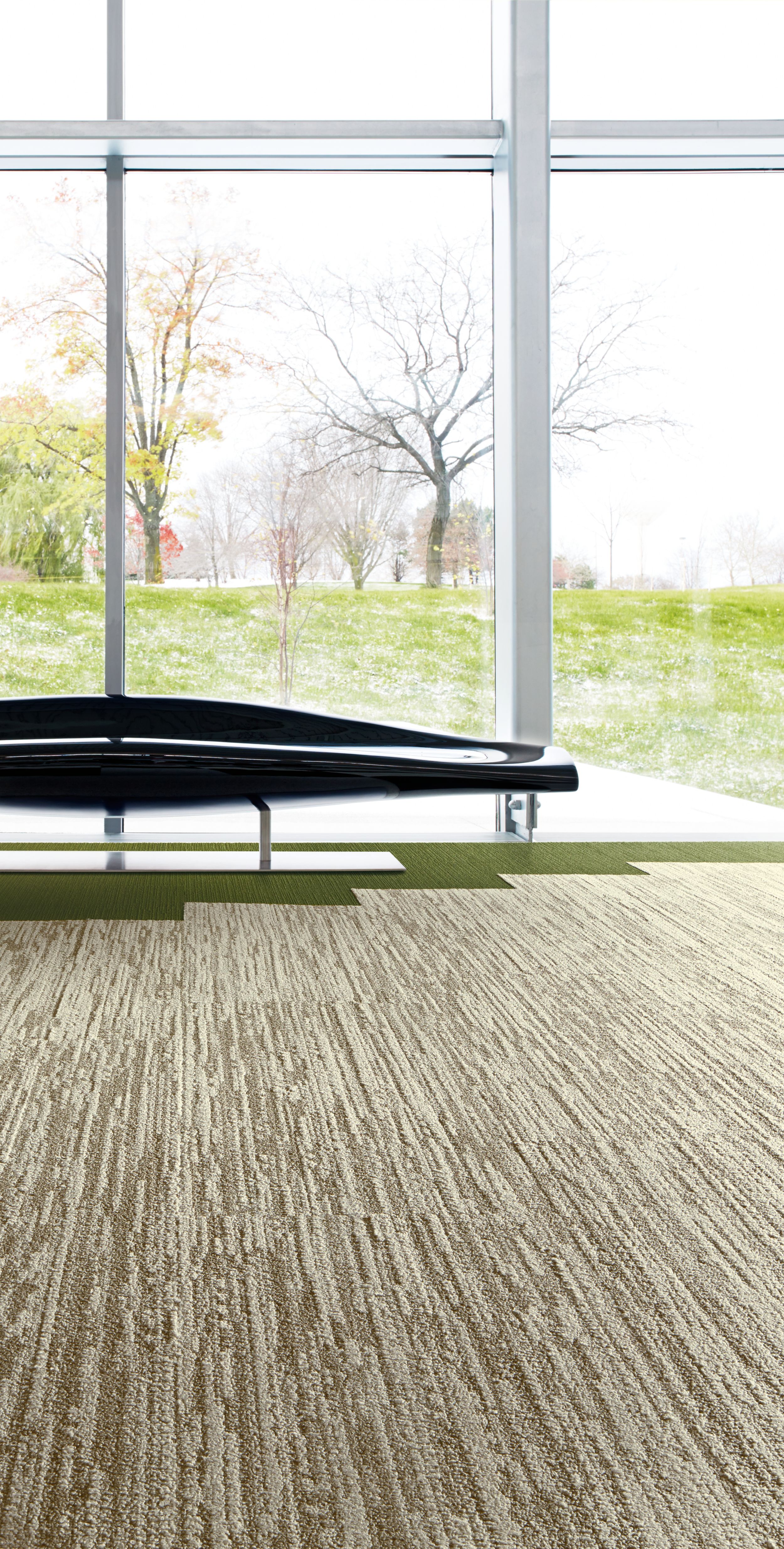 Interface Progression I plank carpet tile and Viva Colores carpet tile in seating area by window imagen número 5